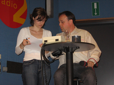 Onze coach Eveline Masco in overleg met presentator Geert Houck